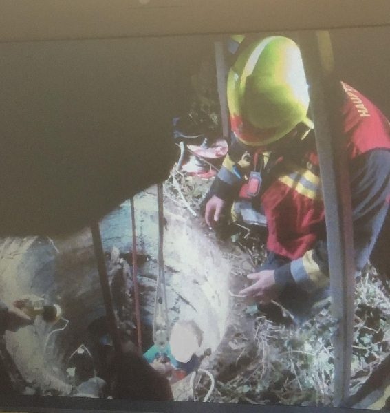 2 Personen stürzten in 17 Meter tiefen Brunnenschacht (Bild 3)